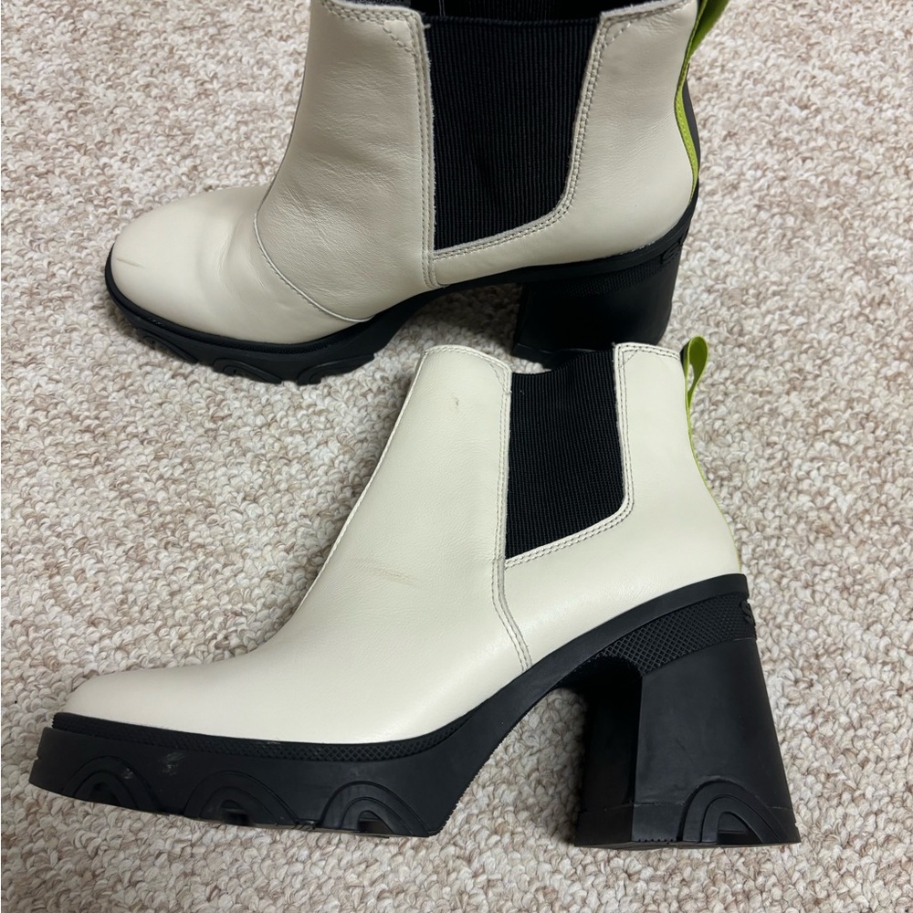 Sorel healed booties